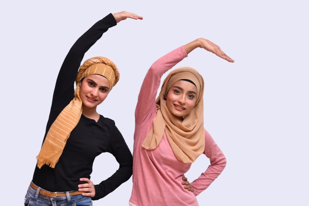 jeunes-femmes-bras-en-air